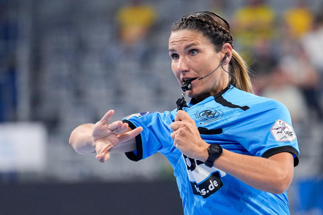Tanja Kuttler (Schiedsrichterin) gibt Anweisungen beim Handball-Bundesligaspiel Rhein-Neckar Löwen gegen HC Erlangen.