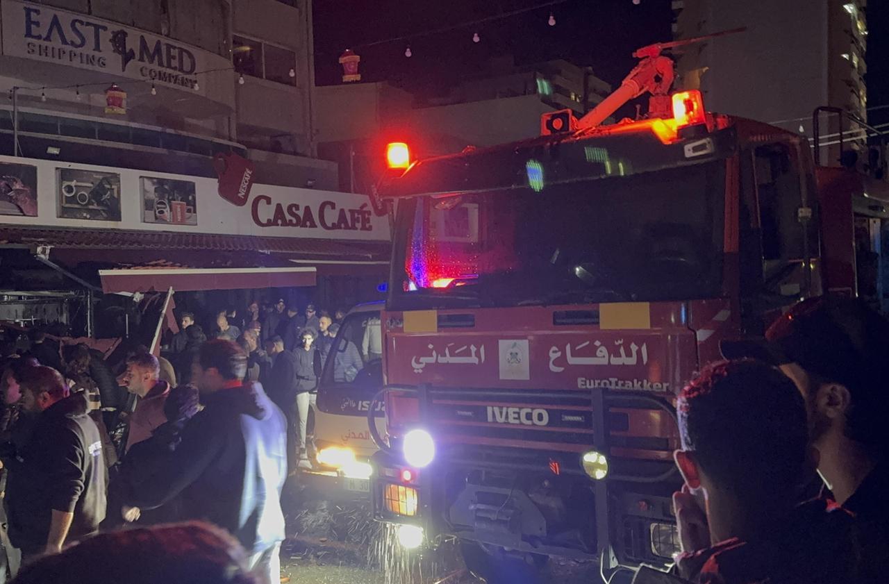 Feuerwehrleute und viele Menschen sind am Einsatzort nach einem israelischen Luftangriff auf ein Auto auf der Küstenstraße in der südlichen Stadt Sidon im Libanon. Feuerwehrleute und viele Menschen sind am Einsatzort nach einem israelischen Luftangriff auf ein Auto auf der Küstenstraße in der südlichen Stadt Sidon im Libanon.