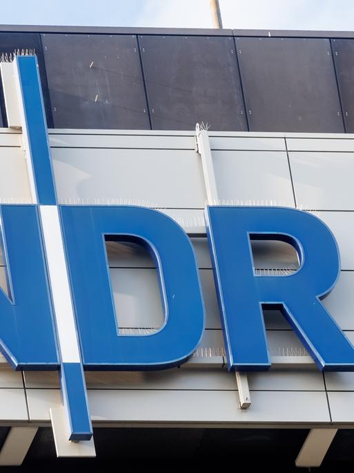 Zu sehen ist das Logo des Norddeutschen Rundfunks (NDR) an einem Gebäude. Zu sehen ist das Logo des Norddeutschen Rundfunks (NDR) an einem Gebäude.
