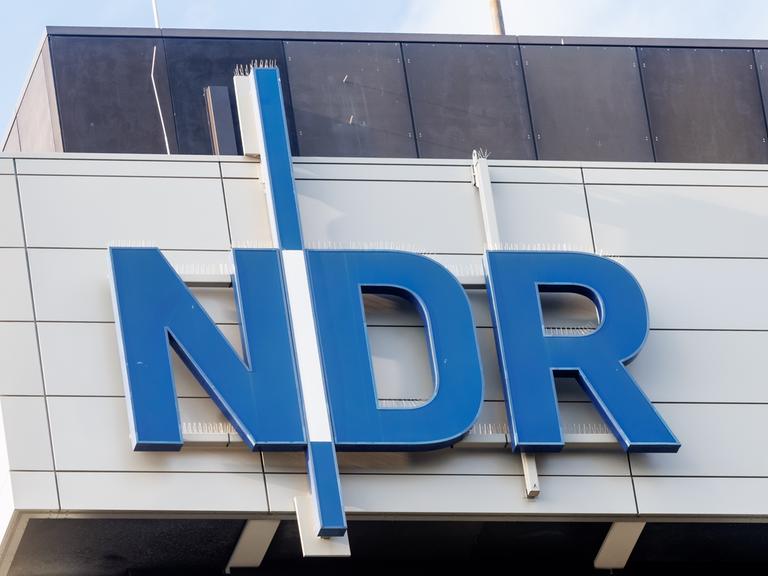 Zu sehen ist das Logo des Norddeutschen Rundfunks (NDR) an einem Gebäude. Zu sehen ist das Logo des Norddeutschen Rundfunks (NDR) an einem Gebäude.