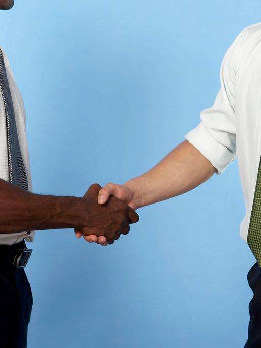 Symbolbild: Handschlag zwischen zwei Business-Männern