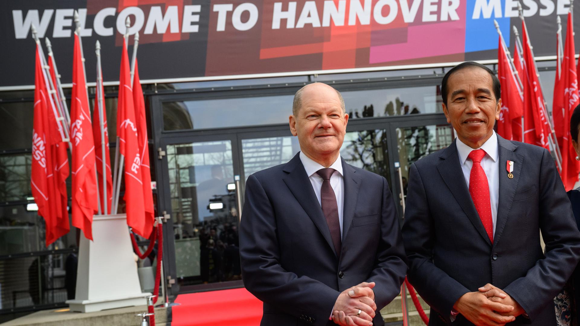 Bundeskanzler Olaf Scholz (l) und Joko Widodo, Präsident Indonesien, stehen bei der Eröffnung der Industriemesse Hannover Messe zusammen.
