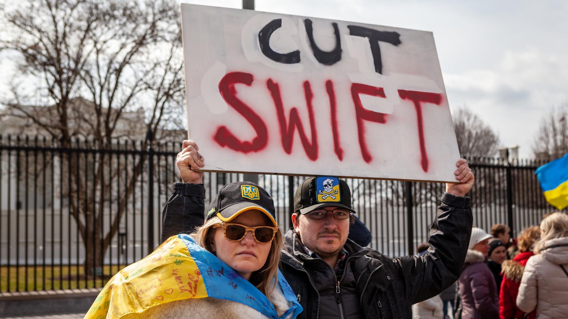 Februar 2022: Ukrainische Demonstranten protestieren vor dem Weißen Haus gegen die Invasion Russlands in der Ukraine und fordern den Ausschluss Russlands auf dem SWIFT-System