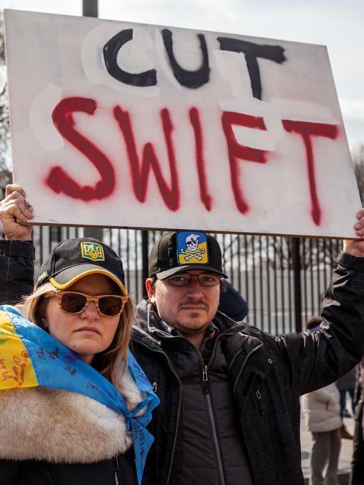 Februar 2022: Ukrainische Demonstranten protestieren vor dem Weißen Haus gegen die Invasion Russlands in der Ukraine und fordern den Ausschluss Russlands auf dem SWIFT-System