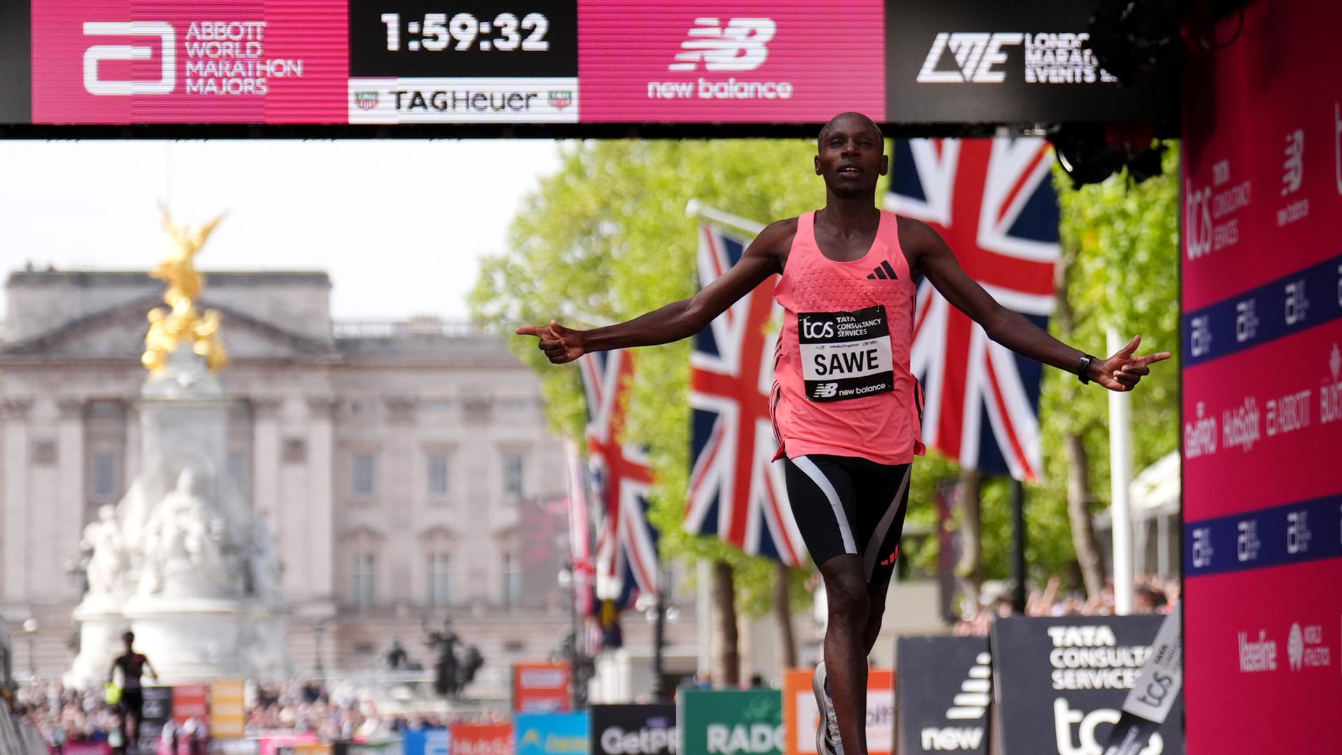 Sabastian Sawe im Ziel beim Gewinn des London-Marathons mit neuer Weltrekordzeit von unter zwei Stunden