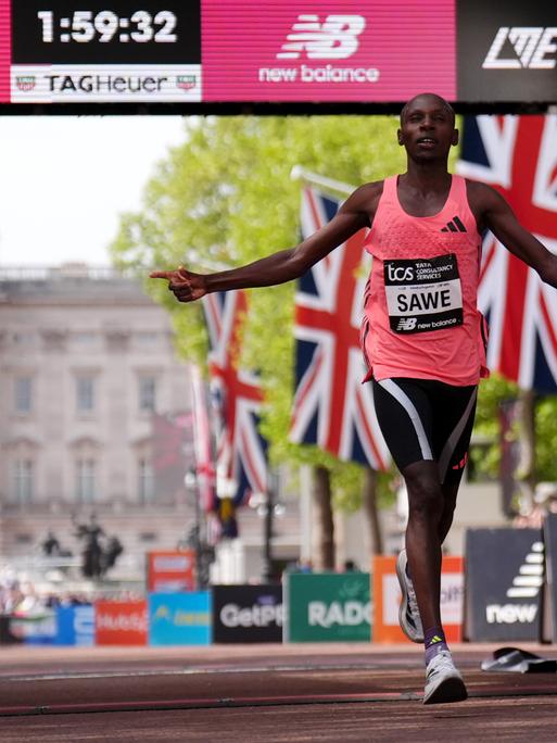 Sabastian Sawe im Ziel beim Gewinn des London-Marathons mit neuer Weltrekordzeit von unter zwei Stunden Sabastian Sawe im Ziel beim Gewinn des London-Marathons mit neuer Weltrekordzeit von unter zwei Stunden