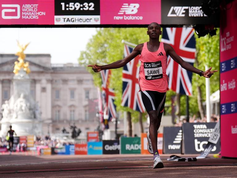 Sabastian Sawe im Ziel beim Gewinn des London-Marathons mit neuer Weltrekordzeit von unter zwei Stunden Sabastian Sawe im Ziel beim Gewinn des London-Marathons mit neuer Weltrekordzeit von unter zwei Stunden
