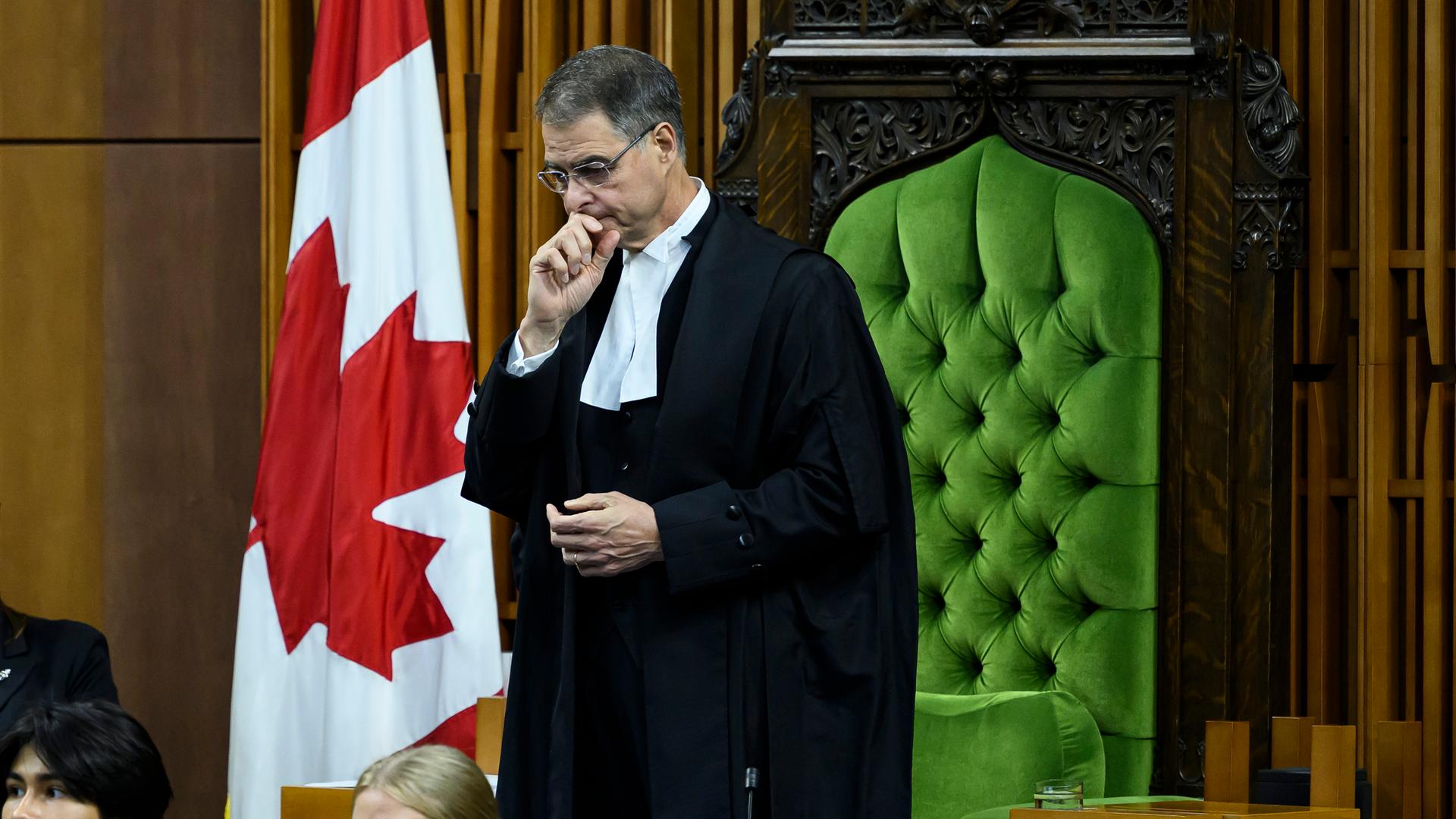 Kanadas inzwischen zurückgetretener Parlamentspräsident Anthony Rota in seiner schwarzen Amtsrobe vor einem gepolsterten grünen Sessel und der kanadischen Flagge