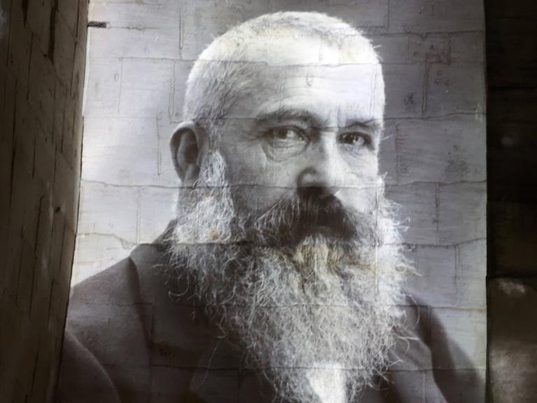 Eine Fotografie des französischen Malers Claude Monet an eine weiße Wand projeziert