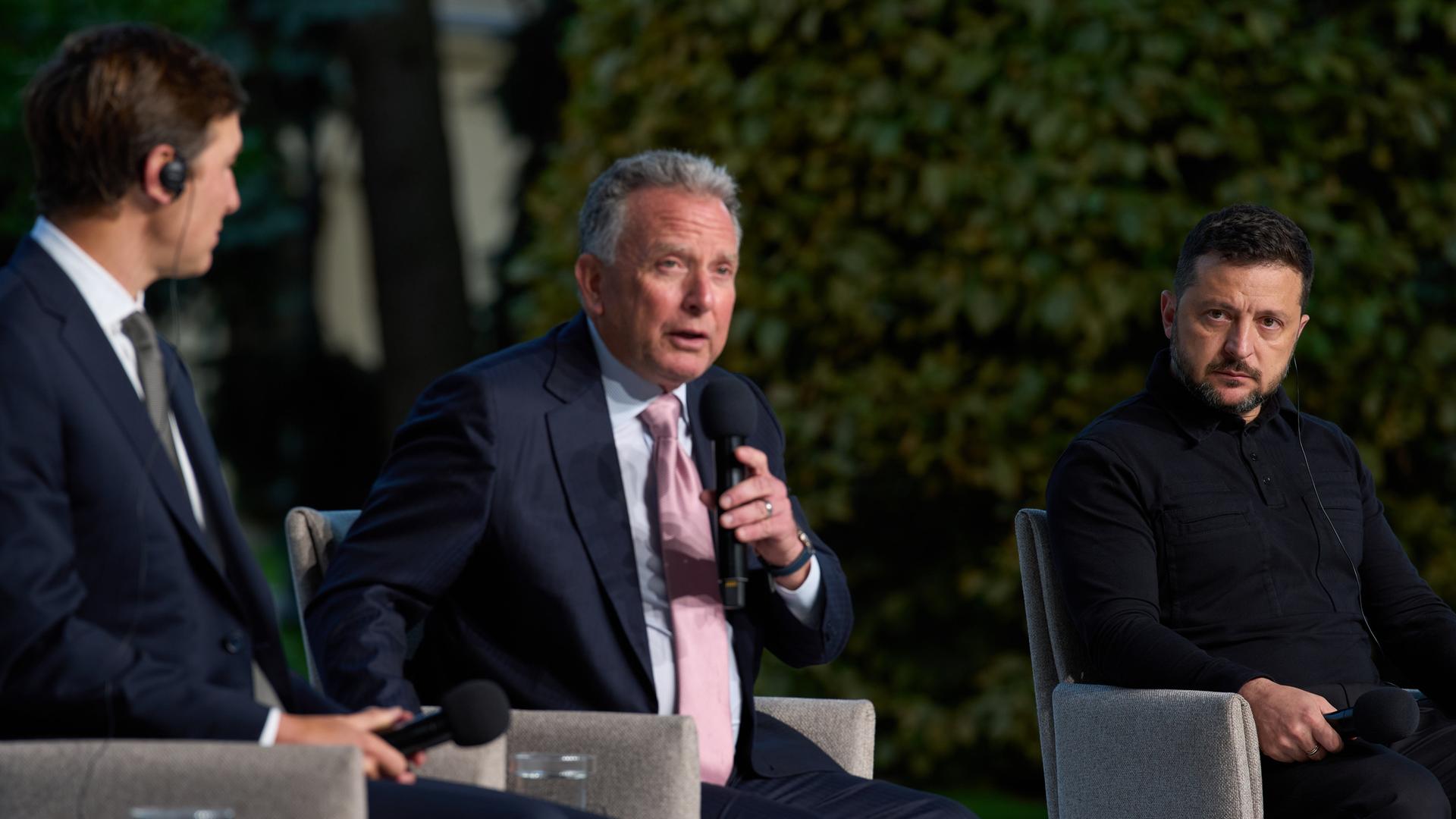 Der ukrainische Präsident Wolodymyr Selenskyj (r) hört den Gesandten des US-Präsidenten Trump, Jared Kushner (l) und Steve Witkoff, während einer gemeinsamen Pressekonferenz im Anschluss an ihr Treffen in Kiew zu. Der ukrainische Präsident Wolodymyr Selenskyj (r) hört den Gesandten des US-Präsidenten Trump, Jared Kushner (l) und Steve Witkoff, während einer gemeinsamen Pressekonferenz im Anschluss an ihr Treffen in Kiew zu.