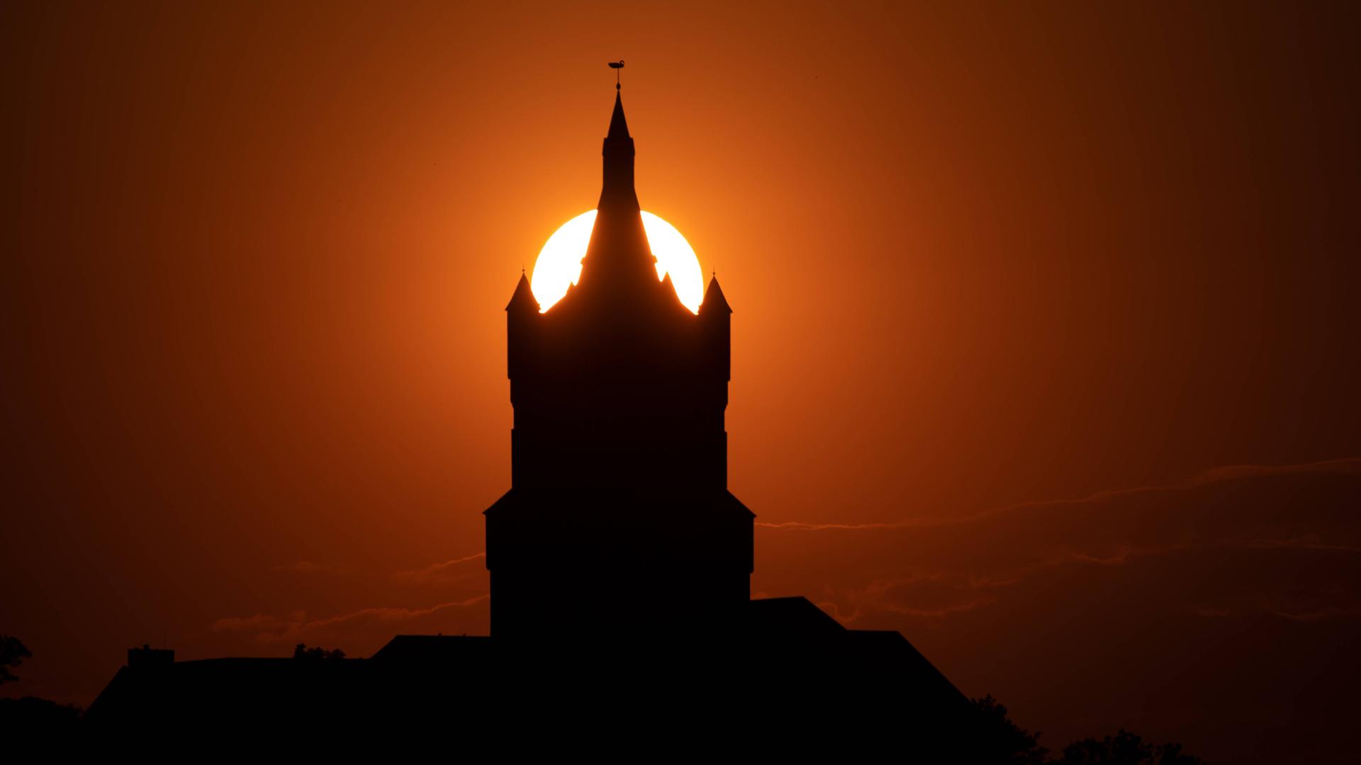 Die alte Schwanenburg in Kleve (NRW) bei Sonnenuntergang. Die alte Schwanenburg in Kleve (NRW) bei Sonnenuntergang.