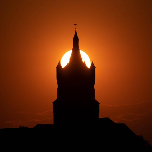 Die alte Schwanenburg in Kleve (NRW) bei Sonnenuntergang.