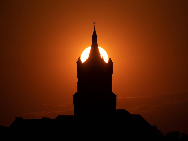 Die alte Schwanenburg in Kleve (NRW) bei Sonnenuntergang.
