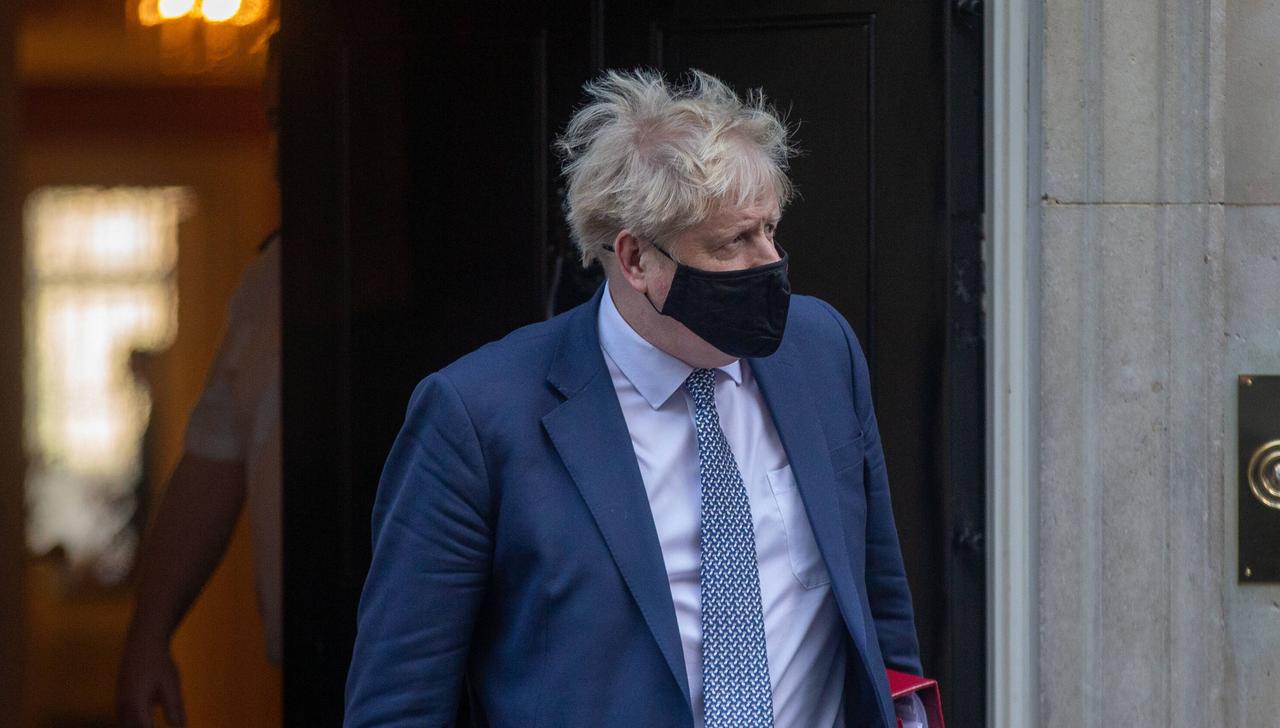 Boris Johnson am 12.01.2022 vor der Tür seines offiziellen Amtssitzes in der Downing Street Nr. 10 in London