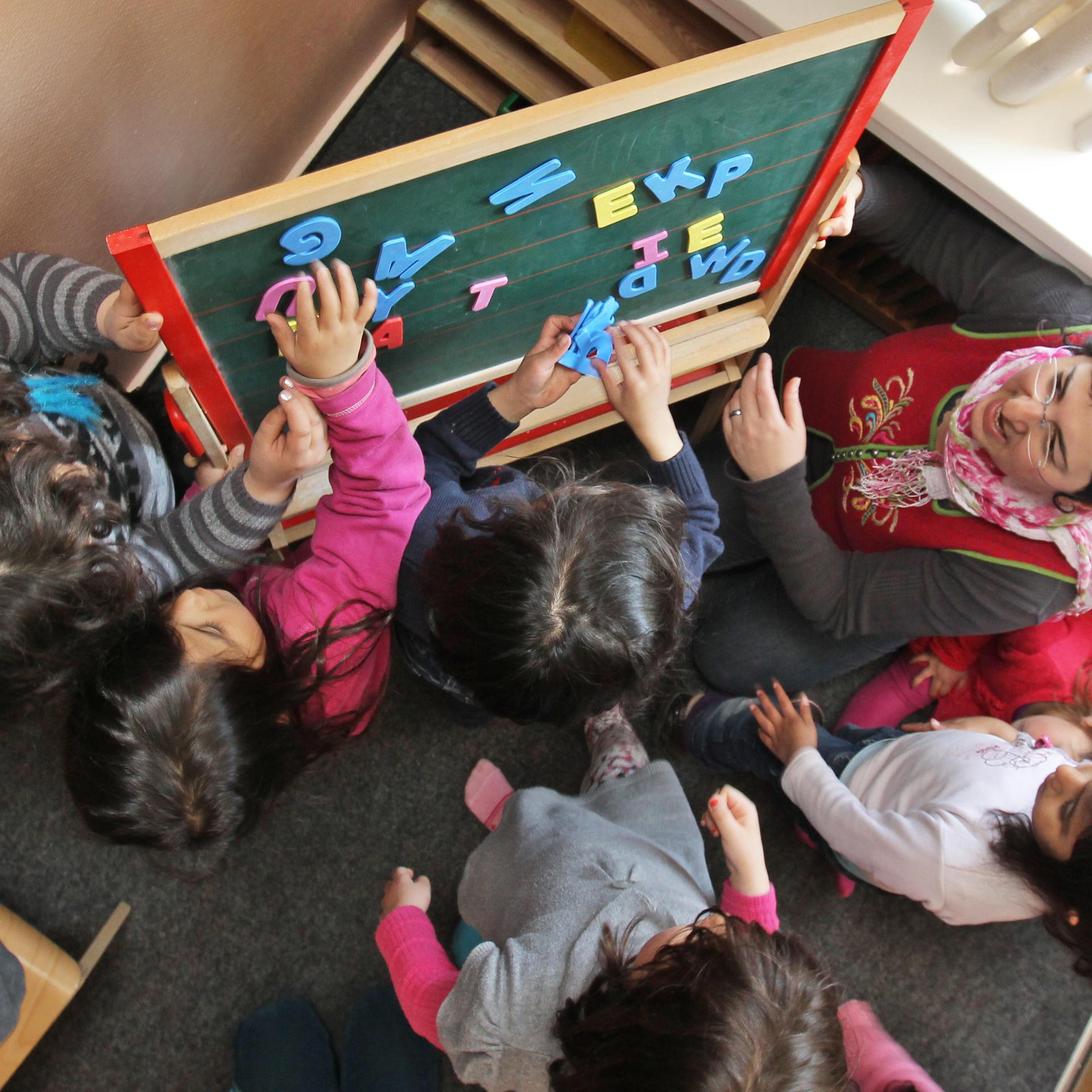 Mehrsprachigkeit - Bildungsforscher: Kinder profitieren, wenn ihre Sprachen in Kita und Schule gestärkt werden