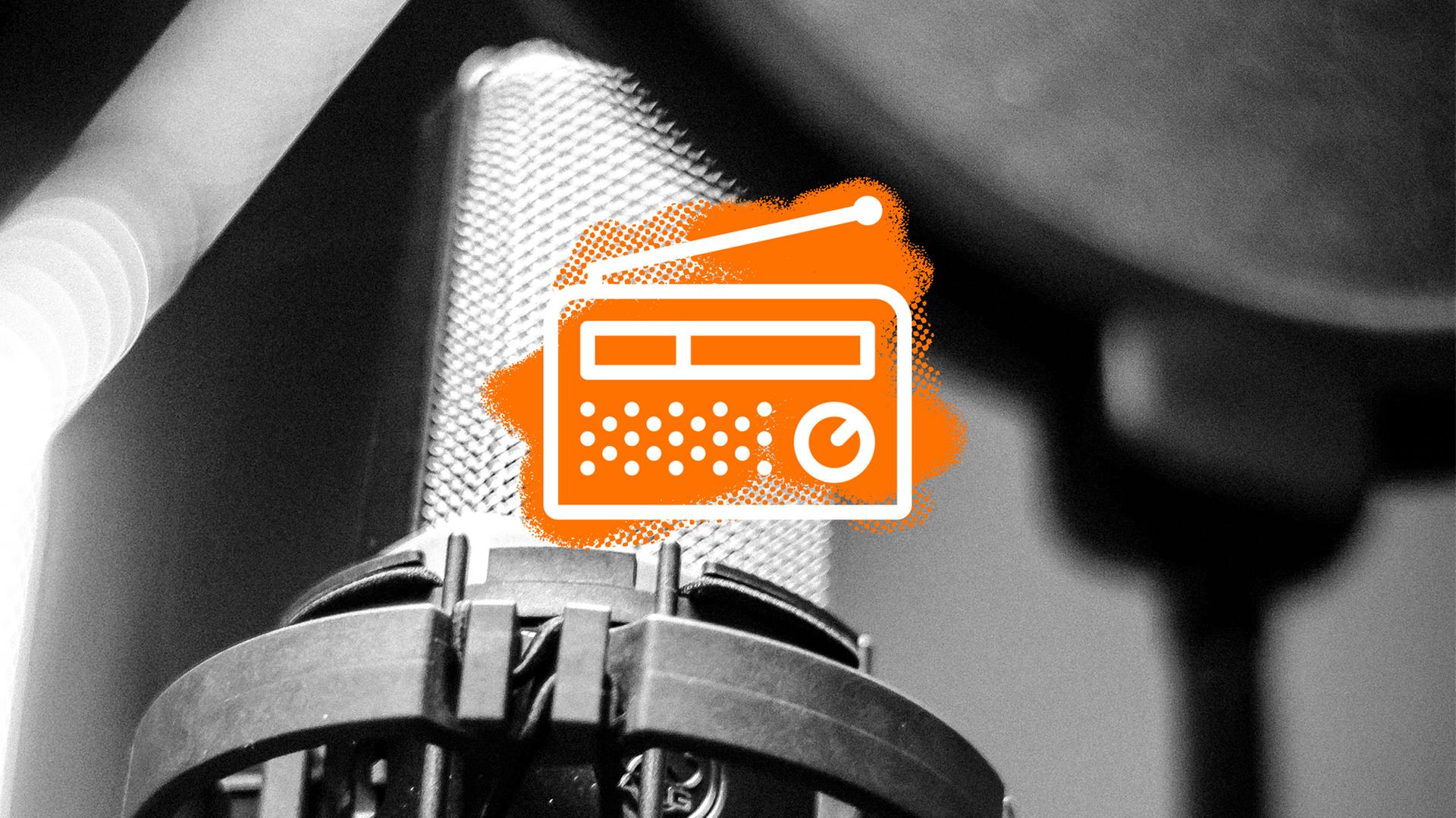 Zu sehen: Eine Collage aus einem alten Mikrofon und einer in orangener Farbe gezeichneten Klappe für eine Filmaufnahme. 