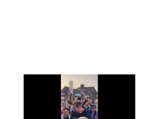 Eine feiernde Menschenmenge vor der Bar Pony. Das Bild ist ein Screenshot. Entstanden ist das Video wohl am Pfingstwochenende.
