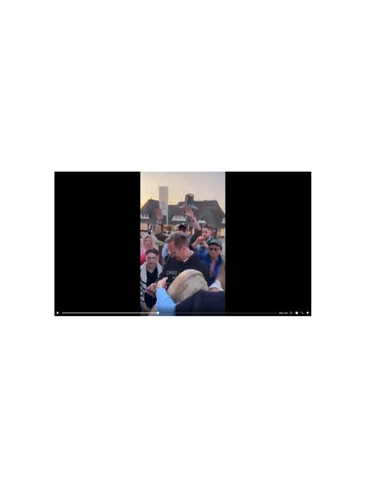 Eine feiernde Menschenmenge vor der Bar Pony. Das Bild ist ein Screenshot. Entstanden ist das Video wohl am Pfingstwochenende.
