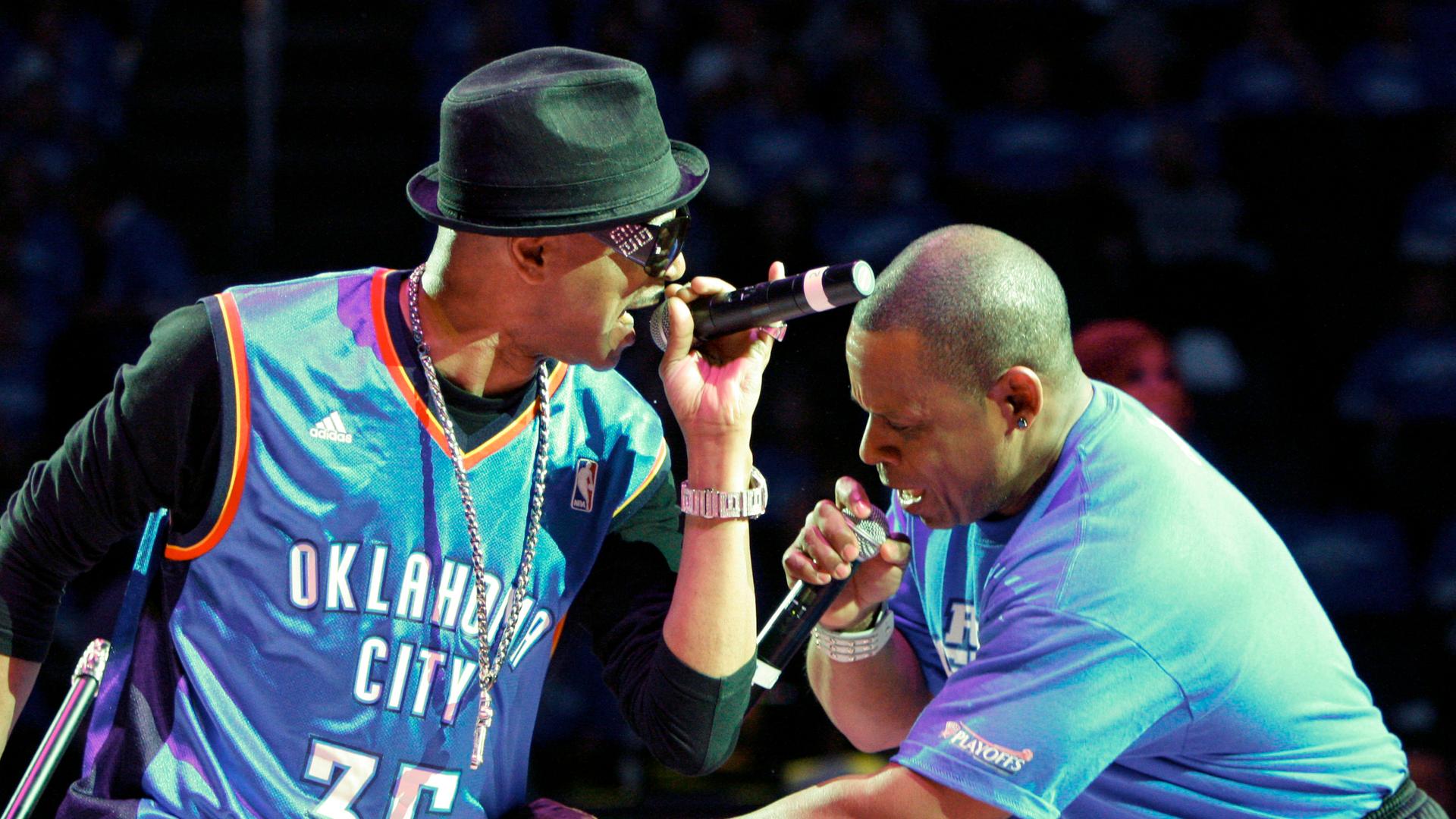 Mitglieder der Hip-Hop Band Sugarhill Gang performen im April 2010 während der Halbzeitpause in einem Playoff-Spiel der Profi-Basketball-Liga NBA zwischen den Los Angeles Lakers und Oklahoma City.