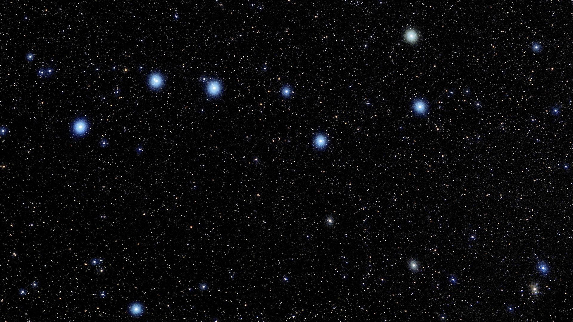 Eine Aufnahme eines nächtlichen Sternenhimmels zeigt den Großen Wagen.