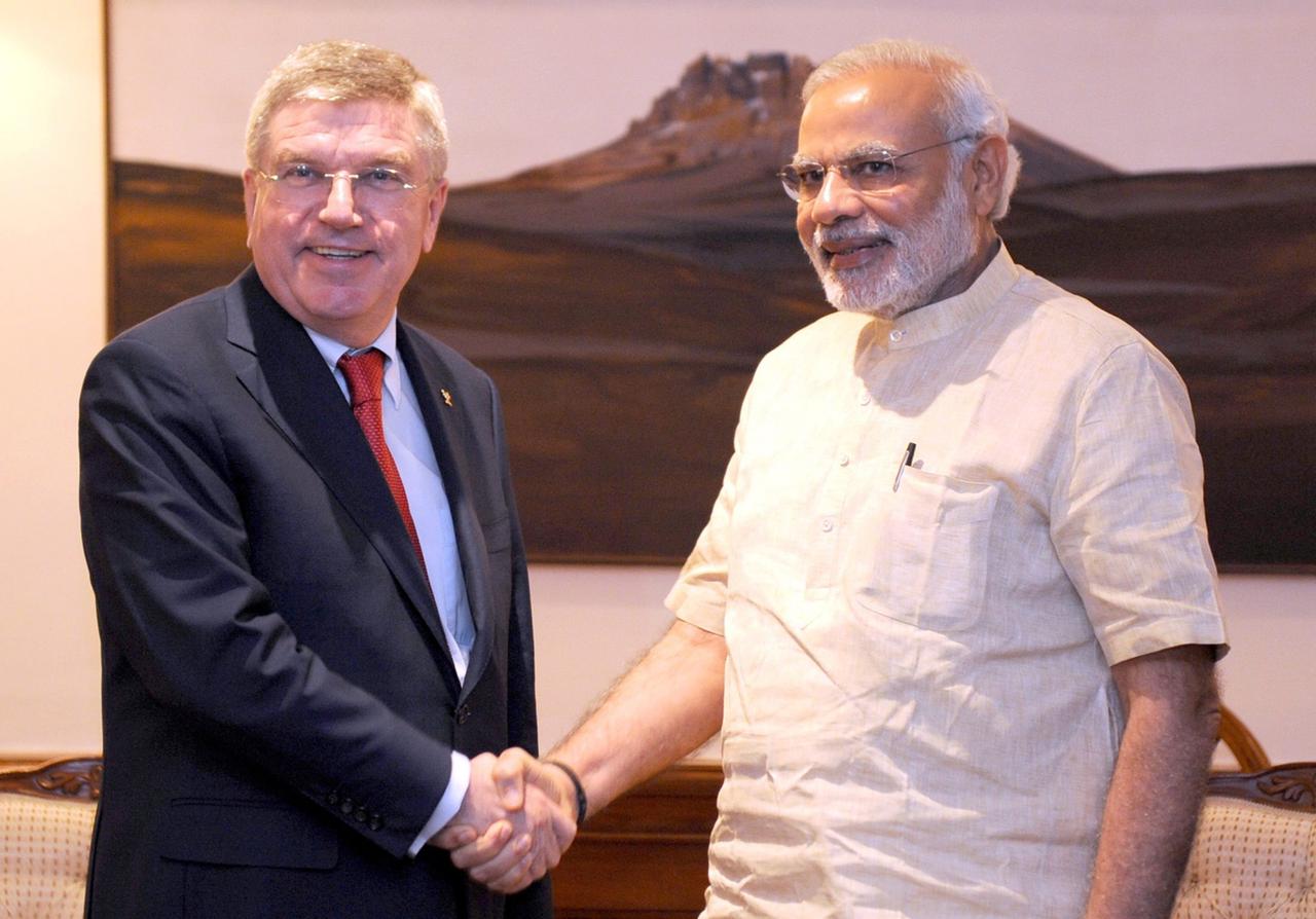 Thomas Bach (l.), Präsident des Internationalen Olympischen Komitees (IOC), schüttelt Indiens Premierminister Narendra Modi die Hand im Rahmen der Session in Mumbai.