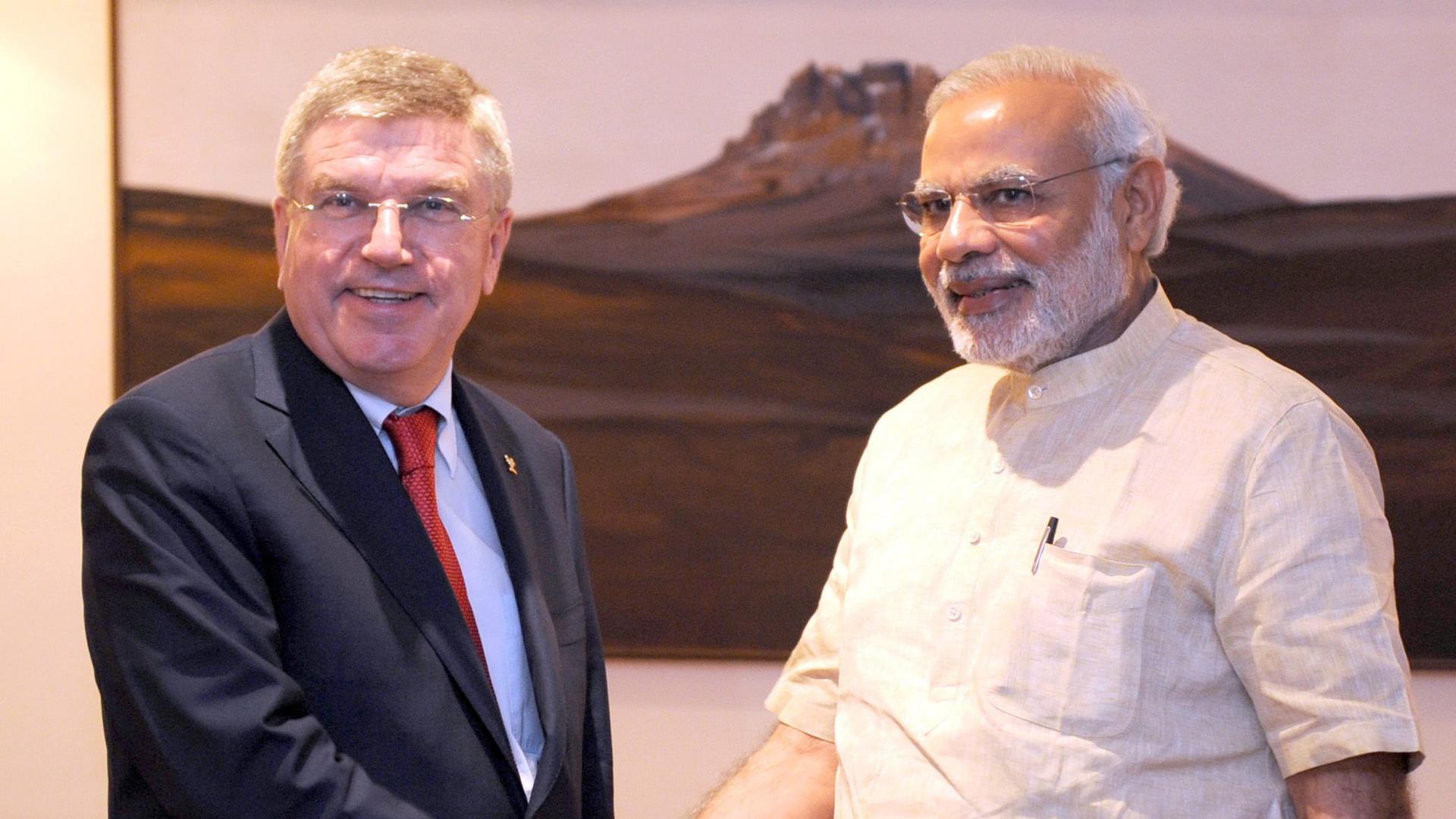 Thomas Bach (l.), Präsident des Internationalen Olympischen Komitees (IOC), schüttelt Indiens Premierminister Narendra Modi die Hand im Rahmen der Session in Mumbai.