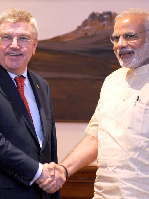 Thomas Bach (l.), Präsident des Internationalen Olympischen Komitees (IOC), schüttelt Indiens Premierminister Narendra Modi die Hand im Rahmen der Session in Mumbai.