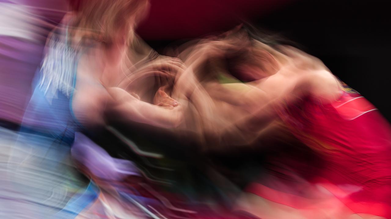 Aisuluu Tynybekova aus Kirgistan (rechts) kämpft gegen Irina Kuznetsova aus Kasachstan um die Bronze-Medaille bei den Asienspielen in Hangzou 2023 