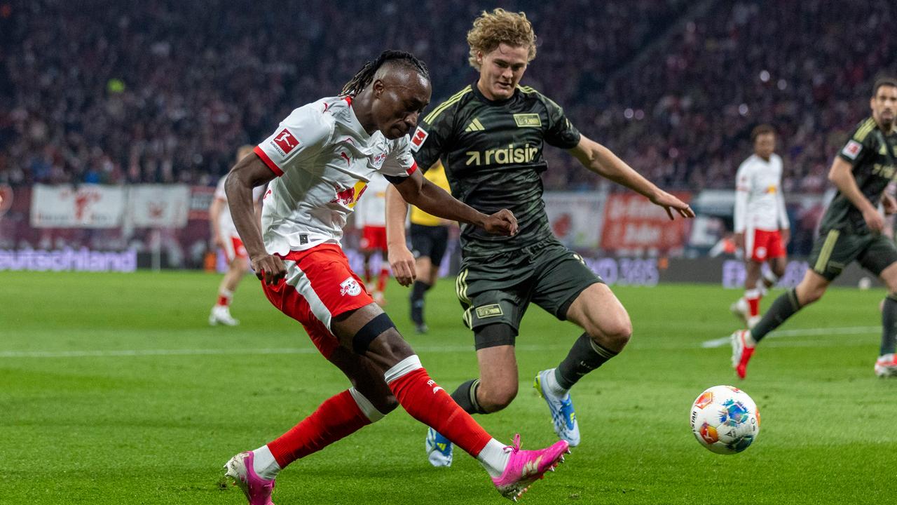Yan Diomande (RB Leipzig) und Tom Rothe (Union Berlin) im Zweikampf um den Ball.