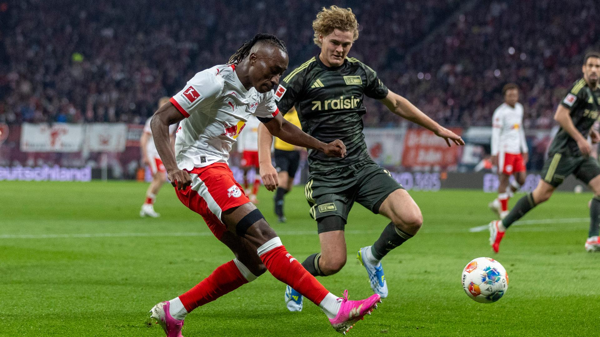 Yan Diomande (RB Leipzig) und Tom Rothe (Union Berlin) im Zweikampf um den Ball.