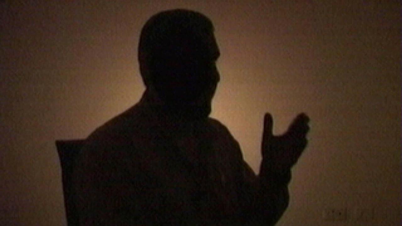 Dieses von der Hamas am 26. August 2005 veröffentlichte Videobild zeigt einen Mann, der als Mohammed Deif identifiziert wird. Dieses von der Hamas am 26. August 2005 veröffentlichte Videobild zeigt einen Mann, der als Mohammed Deif identifiziert wird.