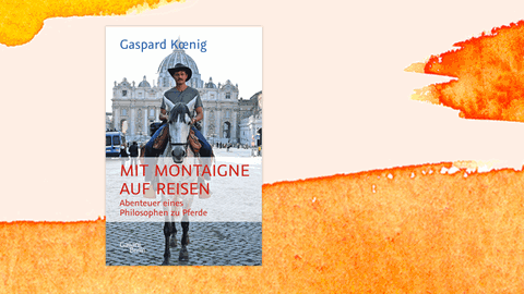 Cover des Buchs „Mit Montaigne auf Reisen. Abenteuer eines Philosophen zu Pferde“ von Gaspard Kœnig. Der Autor sitzt auf einem weißen Pferd auf einem öffentlichen Platz mit historischen, prunkvollen Gebäuden und trägt einen schwarzen Cowboy-Hut.
