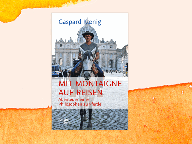 Cover des Buchs „Mit Montaigne auf Reisen. Abenteuer eines Philosophen zu Pferde“ von Gaspard Kœnig. Der Autor sitzt auf einem weißen Pferd auf einem öffentlichen Platz mit historischen, prunkvollen Gebäuden und trägt einen schwarzen Cowboy-Hut.

