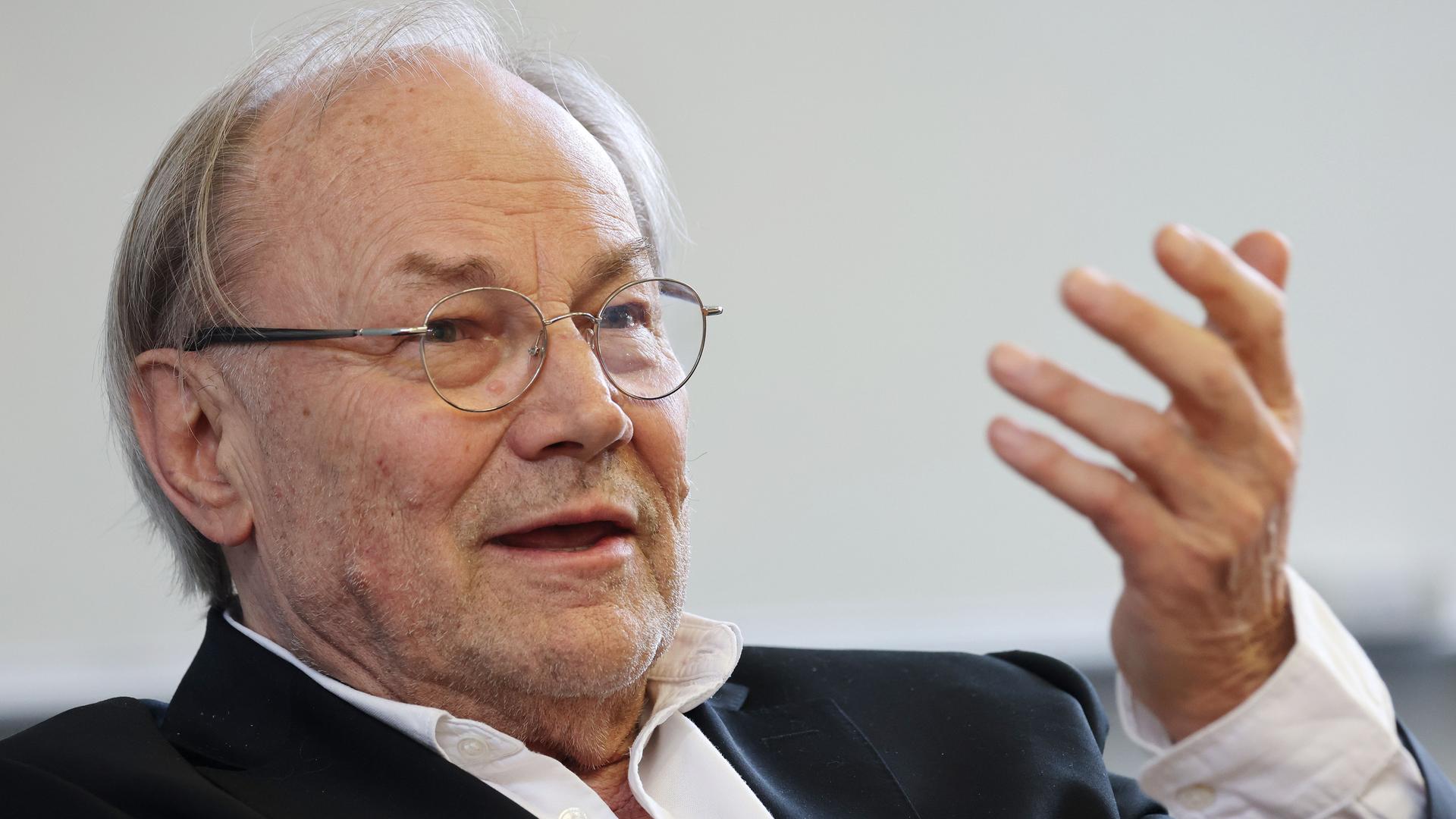 Klaus Maria Brandauer spricht auf einer Pressekonferenz in der Heinrich-Heine-Universität.