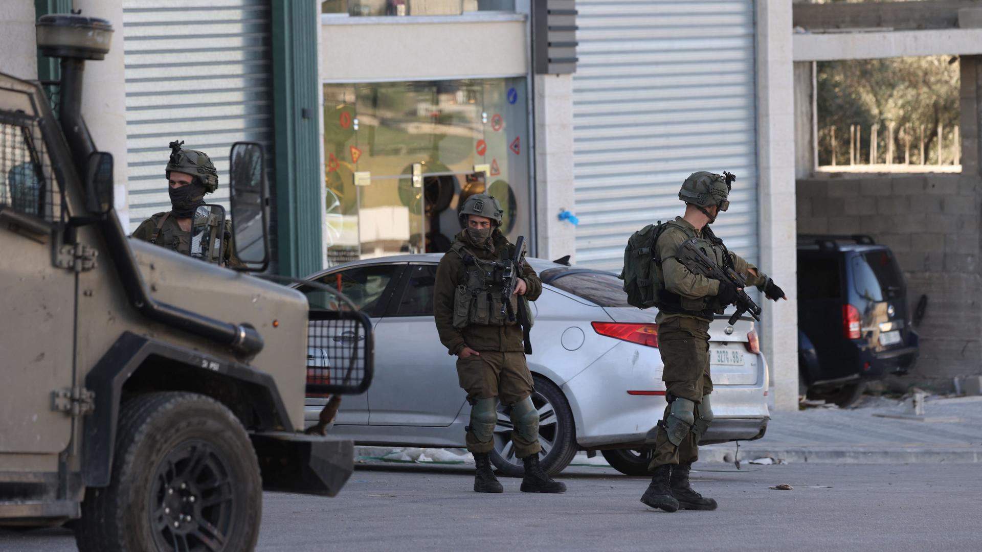 Israelische Soldaten sichern einen Einsatz der Armee gegen militante Palästinenser in der Nähe von Nablus im Westjoprdanland ab.