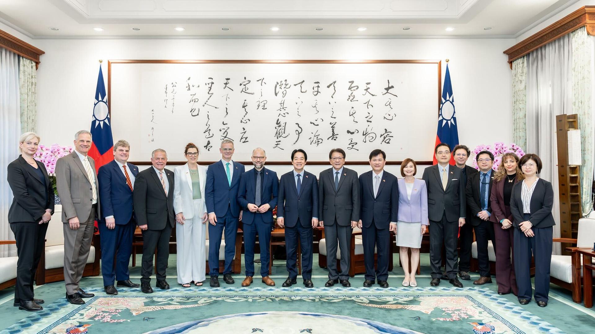 Taiwans Präsident Lai Ching-te (8.v.l) empfängt in Taipeh eine parteiübergreifende Delegation des Deutschen Bundestags unter Leitung des Grünen-Politikers Till Steffen (7.v.l). Taiwans Präsident Lai Ching-te (8.v.l) empfängt in Taipeh eine parteiübergreifende Delegation des Deutschen Bundestags unter Leitung des Grünen-Politikers Till Steffen (7.v.l).