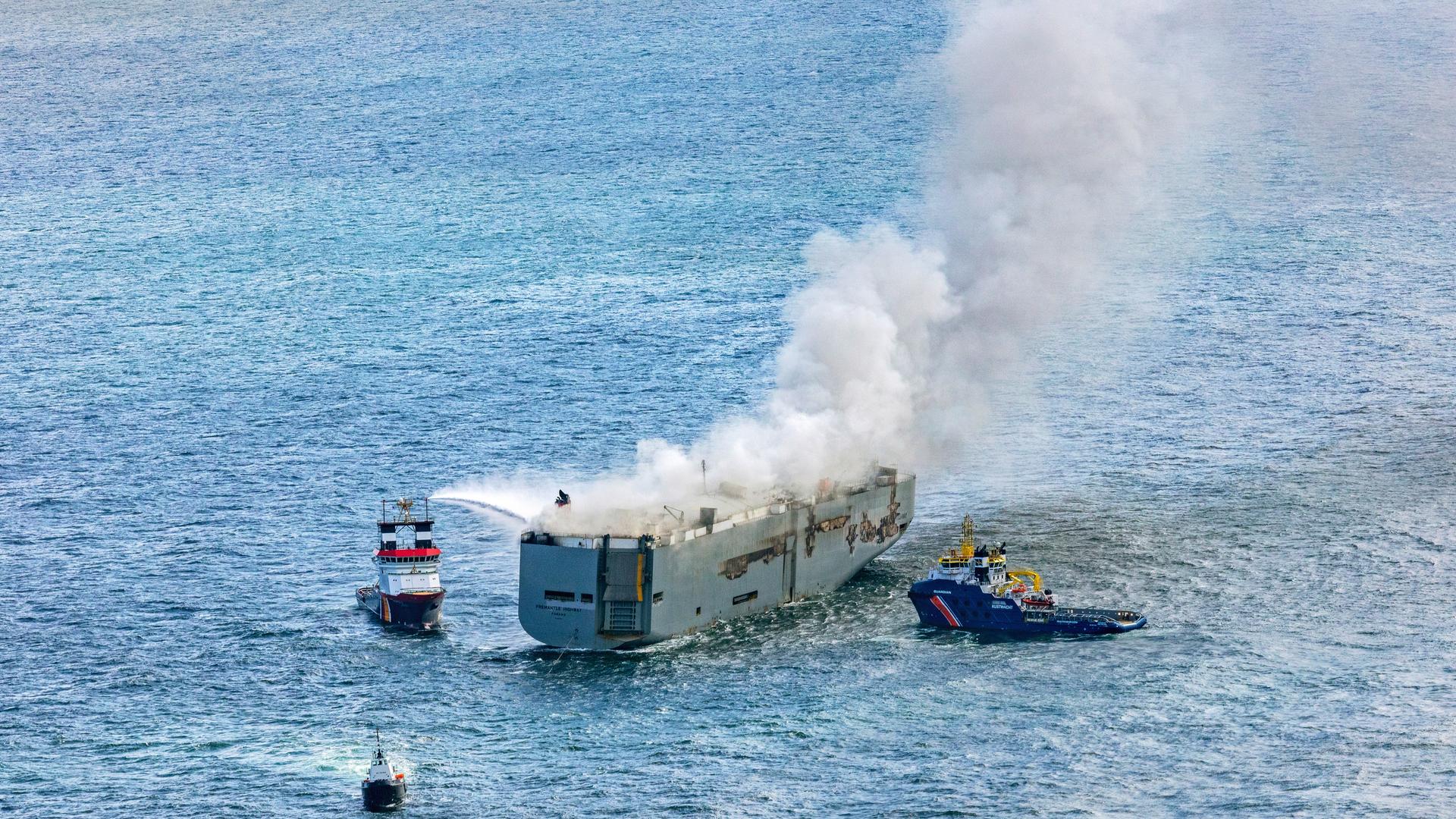 Eine Luftaufnahme zeigt den deutschen Notschlepper "Nordic" (l), der das Feuer auf einem brennenden Frachter in der Nordsee bekämpft. Rechts ist das Boot "Guardian" der niederländischen Küstenwacht zu sehen.