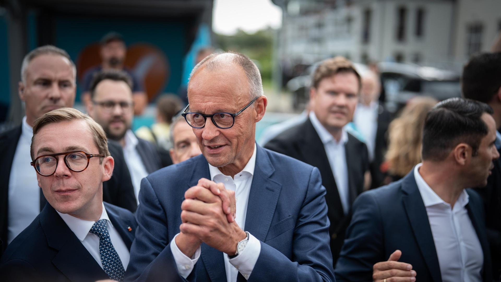 Bundeskanzler Friedrich Merz mit Philipp Amthor und Daniel Peters an der Strandpromenade in Kühlungsborn