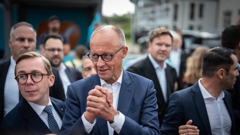 Bundeskanzler Friedrich Merz mit Philipp Amthor und Daniel Peters an der Strandpromenade in Kühlungsborn