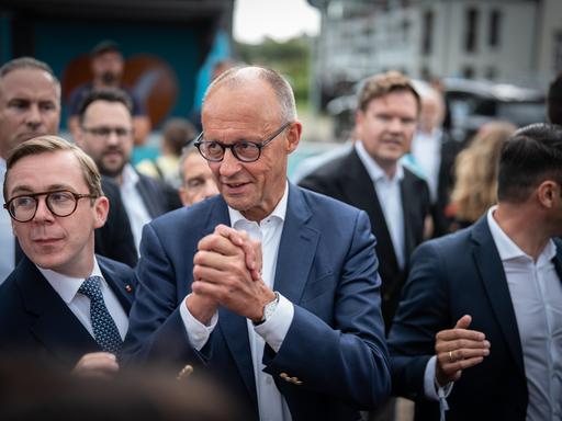 Bundeskanzler Friedrich Merz mit Philipp Amthor und Daniel Peters an der Strandpromenade in Kühlungsborn Bundeskanzler Friedrich Merz mit Philipp Amthor und Daniel Peters an der Strandpromenade in Kühlungsborn