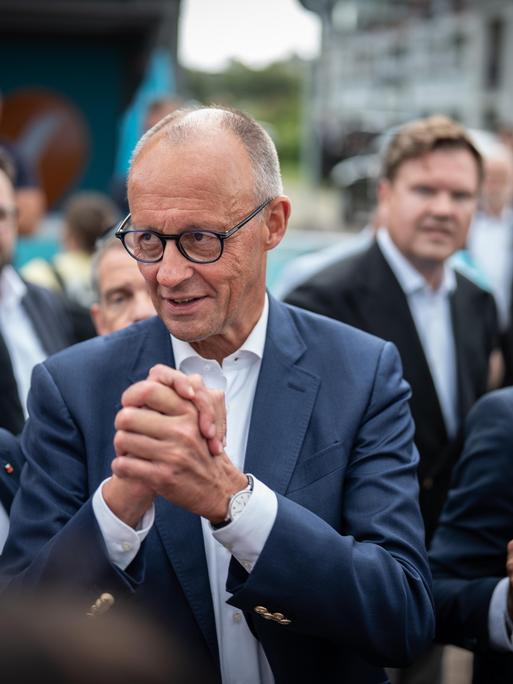 Bundeskanzler Friedrich Merz mit Philipp Amthor und Daniel Peters an der Strandpromenade in Kühlungsborn