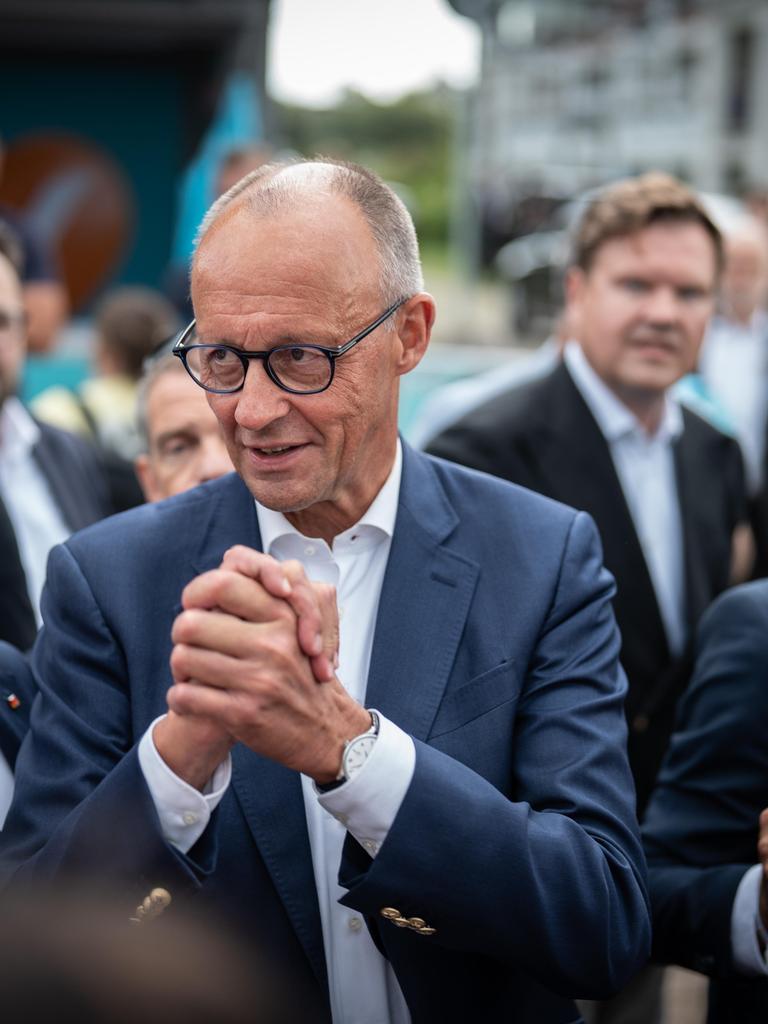 Bundeskanzler Friedrich Merz mit Philipp Amthor und Daniel Peters an der Strandpromenade in Kühlungsborn Bundeskanzler Friedrich Merz mit Philipp Amthor und Daniel Peters an der Strandpromenade in Kühlungsborn