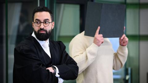 Der inzwischen verurteilte Täter steht mit seinem Rechtsanwalt beim Prozess im Saal.