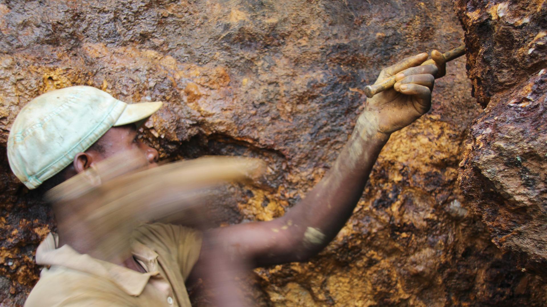 Ein Mann arbeitet in der Mine Zola Zola bei Nzibira in der ostkongolesischen Provinz Süd-Kivu auf der Suche nach Mineralien und Erzen.