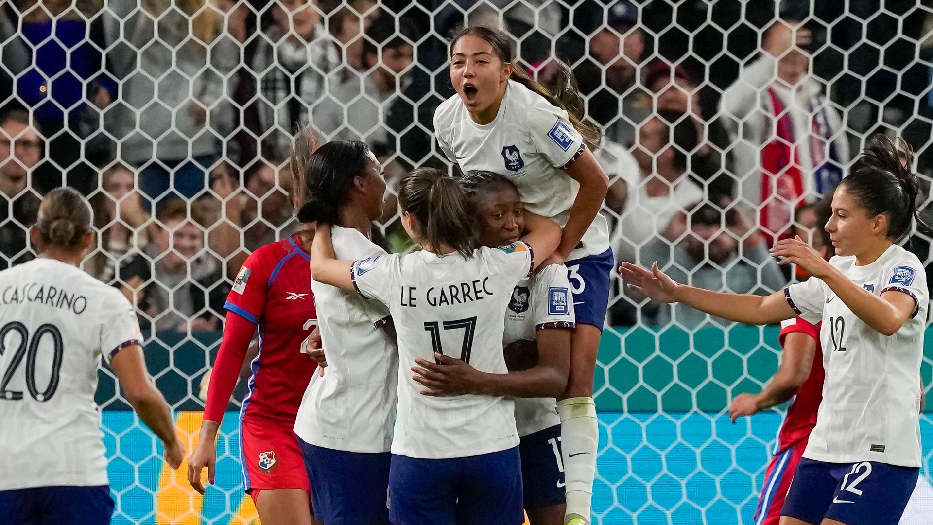 Australien, Sydney: Fußball, Frauen: WM, Panama - Frankreich, Vorrunde, Gruppe F, 3. Spieltag: Kadidiatou Diani (M) aus Frankreich feiert mit ihrer Mannschaft, nachdem sie das dritte Tor für ihre Mannschaft erzielt hat.