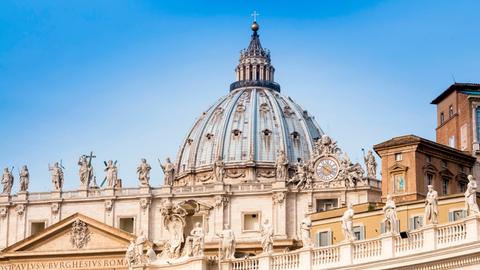 Blick auf den Vatikan vor blauem Himmel