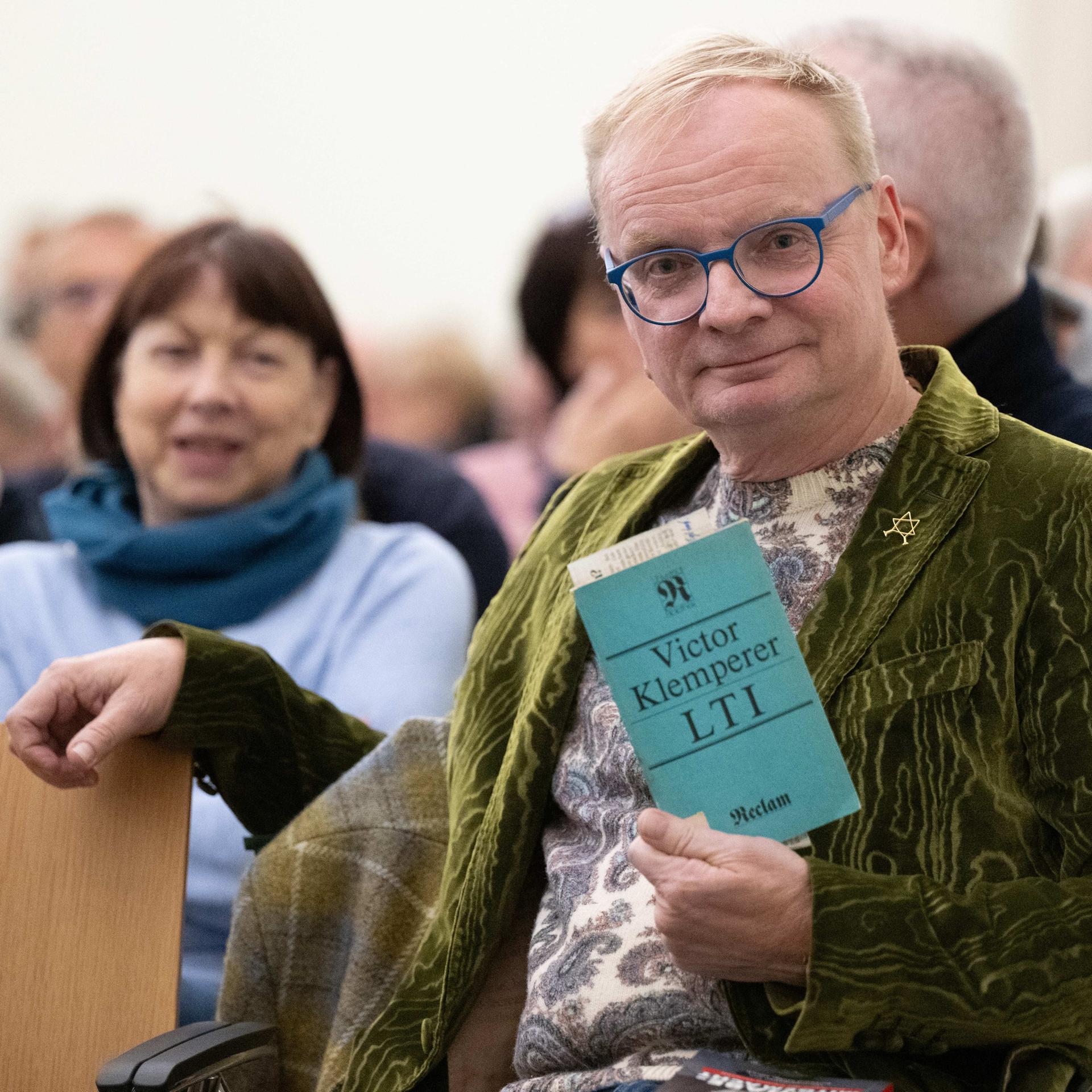 Der Kabarettist Uwe Steimle sitzt vor Beginn einer Lesung aus dem Buch "LTI" von Victor Klemperer in Dresden.