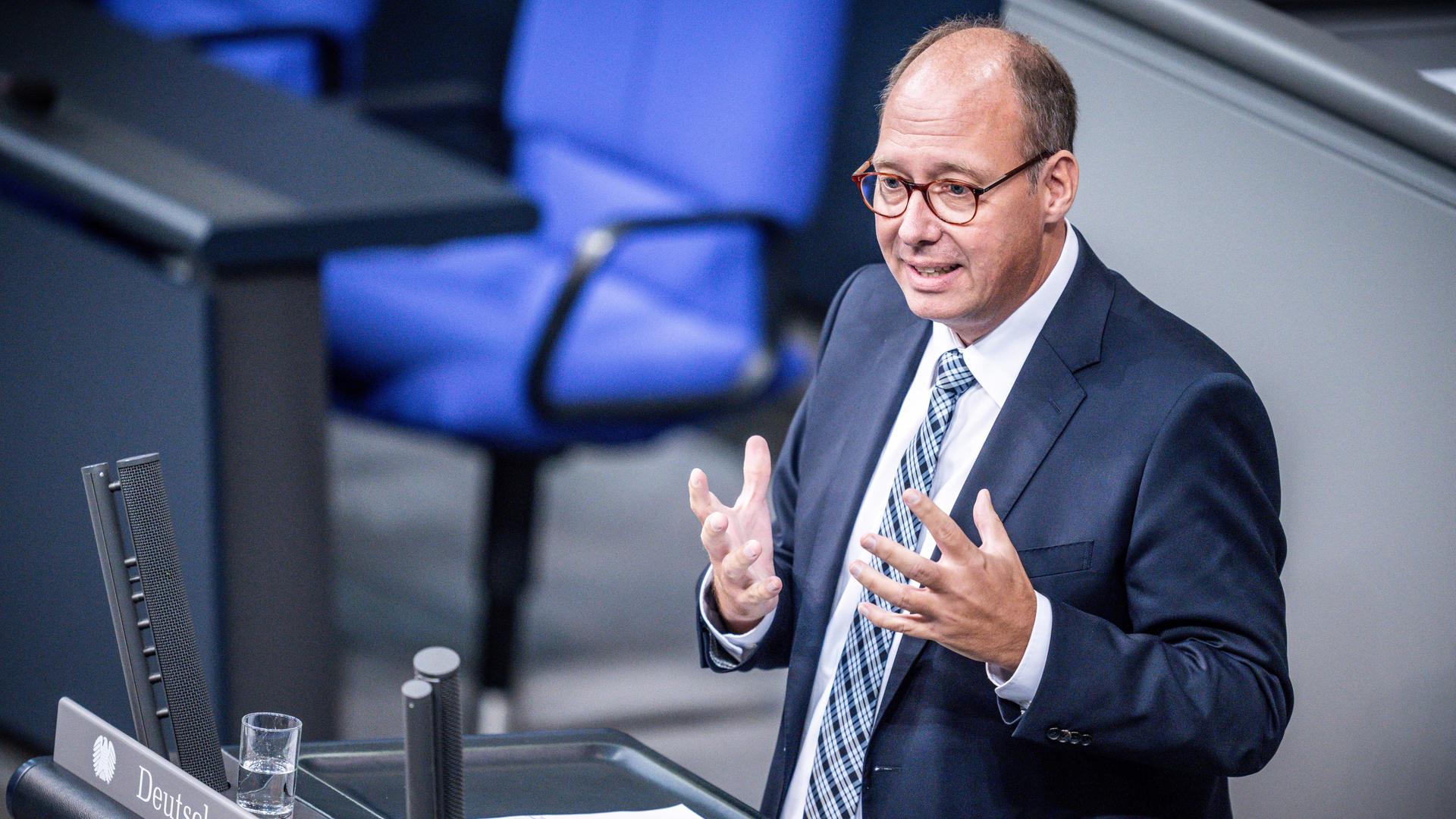 CDU-Politiker Helge Braun spricht im Bundestag.