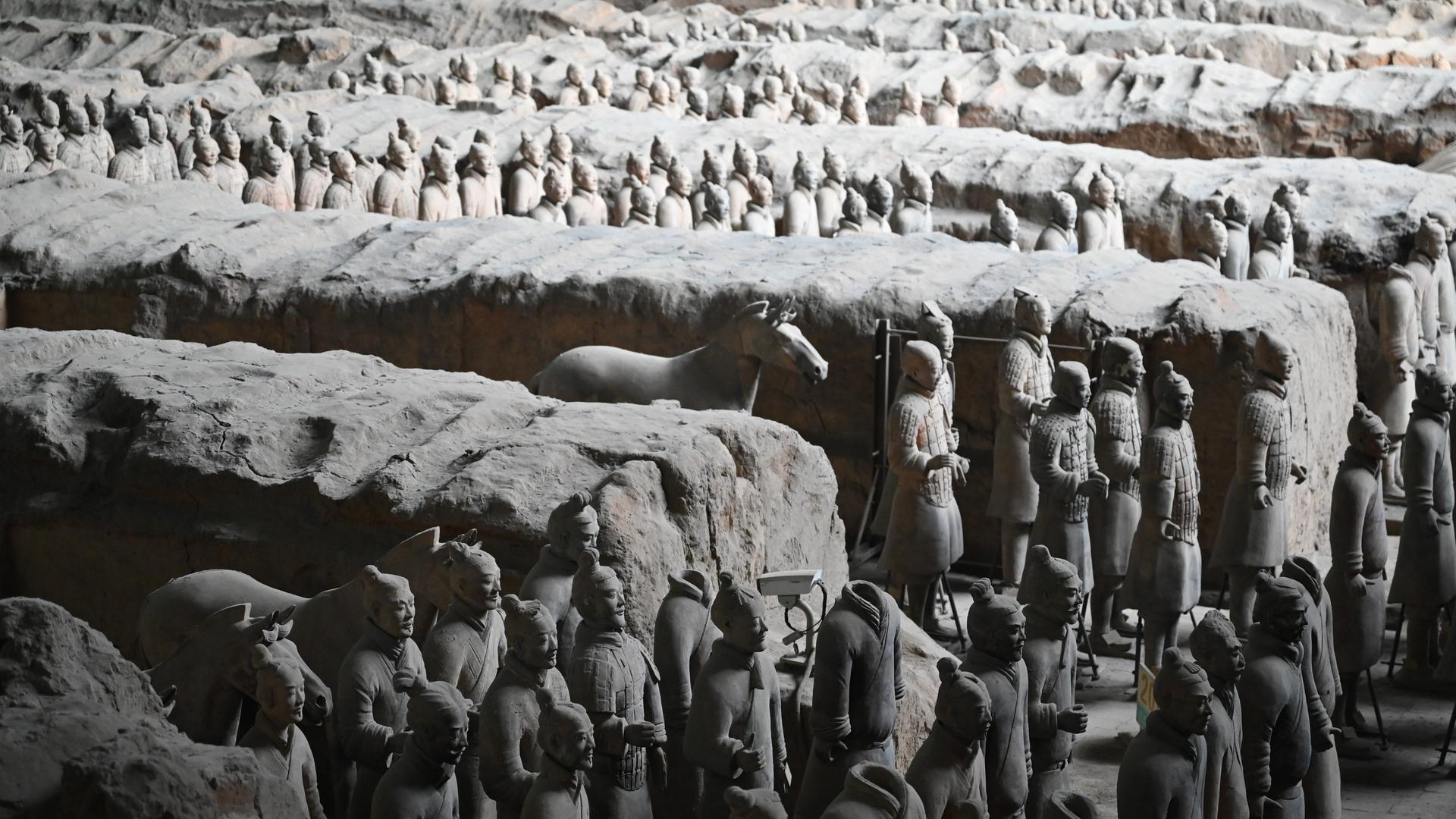Zahlreiche Tonkrieger der Terrakotta-Armee stehen auf dem Areal des Mausoleums von Qin Shi Huangdi, des ersten Kaisers von China, in der Ausgrabungshalle Nummer eins.