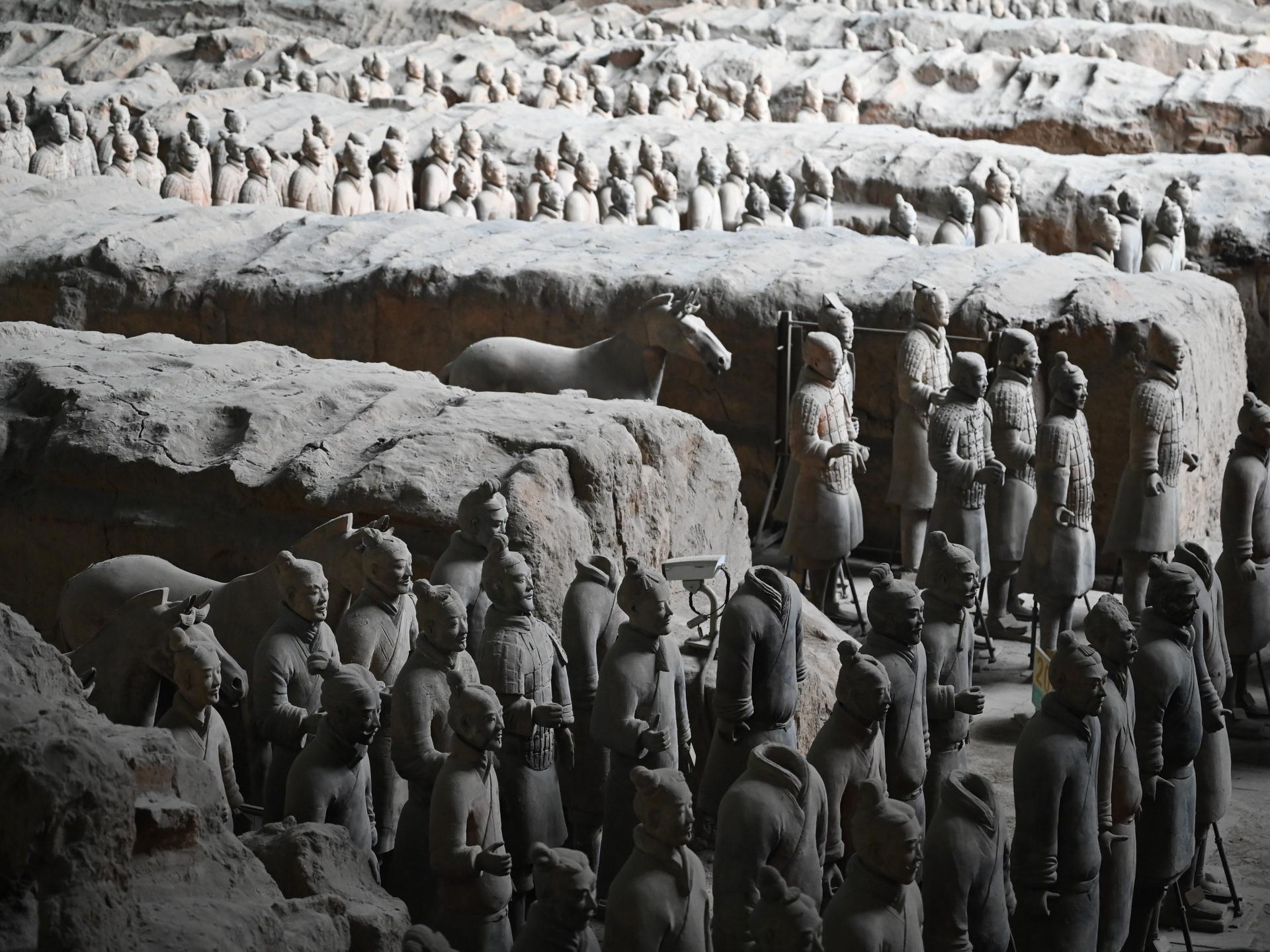 Zahlreiche Tonkrieger der Terrakotta-Armee stehen auf dem Areal des Mausoleums von Qin Shi Huangdi, des ersten Kaisers von China, in der Ausgrabungshalle Nummer eins.